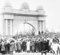 Opening crowd of the Arch of Victory