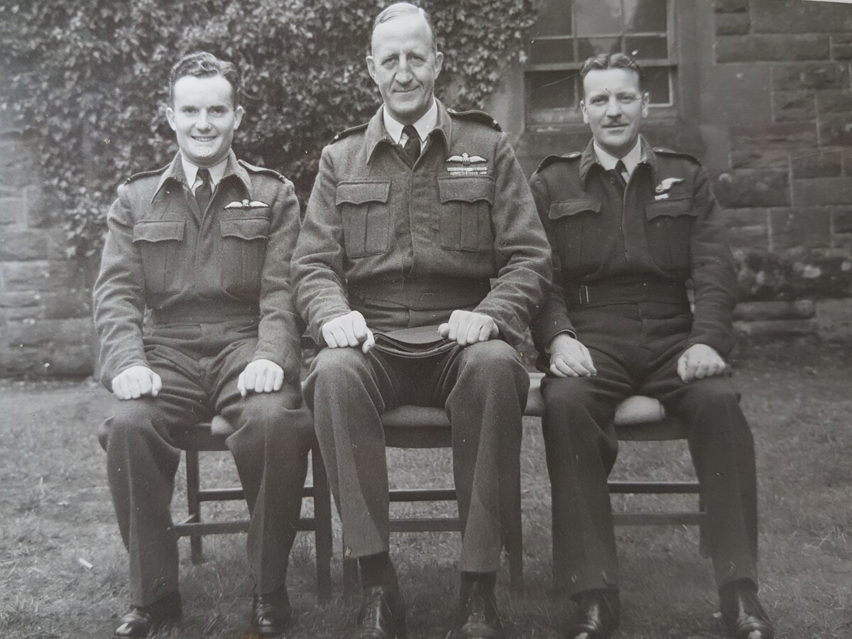 1 WAGS - HARDY Henry George - 407500 George on right others unknown.